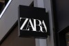 Zara tiene rebajas especiales en ropa de mujer.