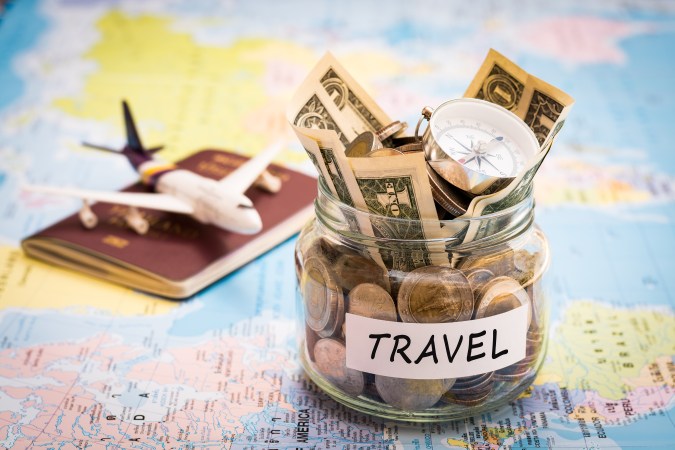 Estadounidenses concuerdan en que necesitan más de $200 mil dólares para viajar por el mundo.