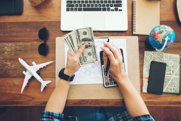Necesitas tener dinero acumulado para viajar por el mundo y cambiar tu estilo de vida.