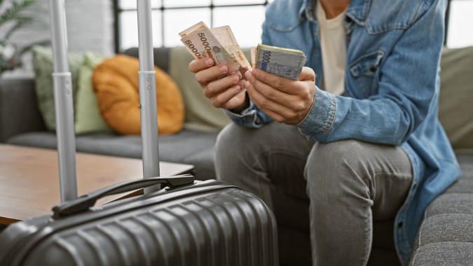 Llevar dinero ahorrado a un viaje funcionará como un sustento económico.