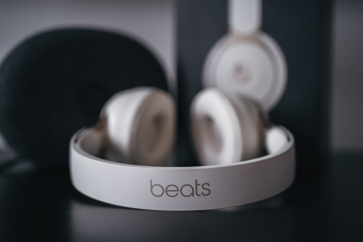 La tienda de ofertas Macy's tiene descuentos en audífonos beats.