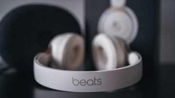 La tienda de ofertas Macy's tiene descuentos en audífonos beats.