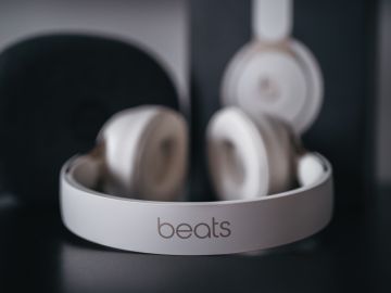 La tienda de ofertas Macy's tiene descuentos en audífonos beats.