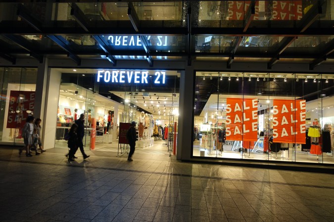 Forever 21 perdió la rentabilidad de sus tiendas físicas en Estados Unidos.