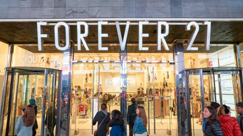 Forever 21 cerrará sus tiendas en Estados Unidos por estar en quiebra.