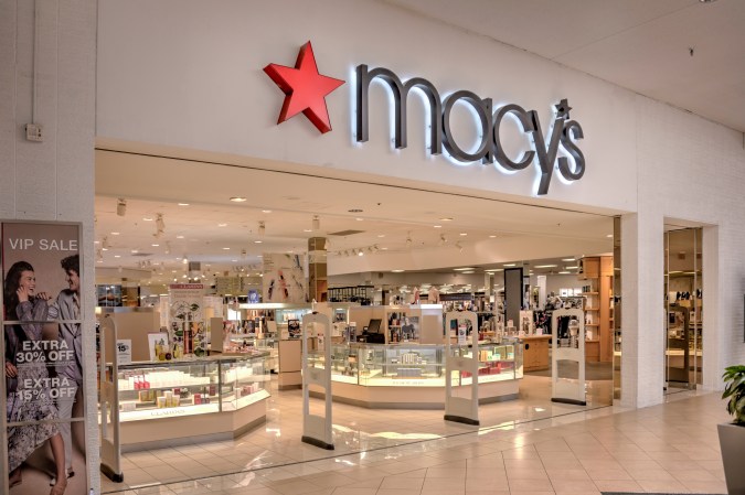 Tiendas de Macy's cerrarán sus puertas por bajo rendimiento.