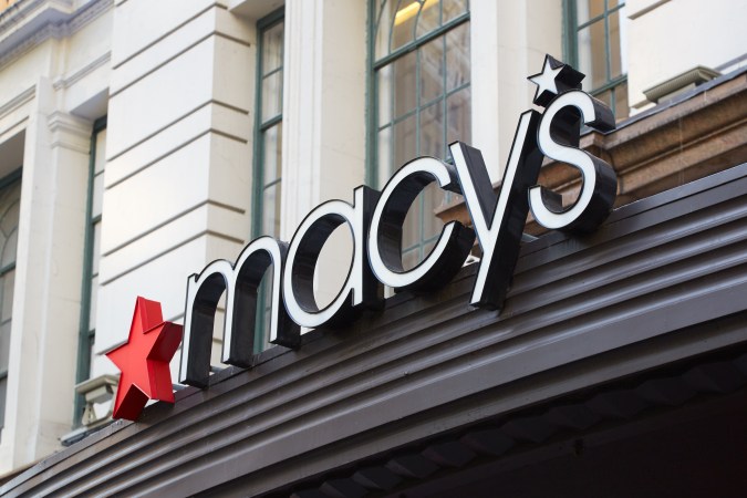 Macy's posee un plan de reestructuración con el que cerrarán algunas tiendas y abrirán otras.