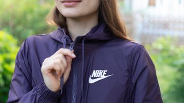 Adquiere ropa de Nike en descuento con las ofertas de Macy's.