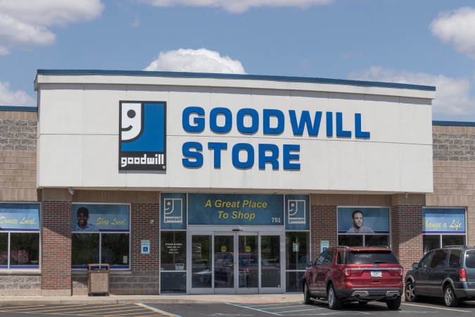 Goodwill es una de las tiendas en las que puedes encontrar ropa de segunda mano.