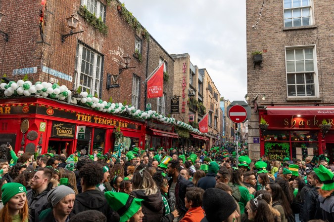 Las personas celebran St. Patrick's Day al vestirse de verde.