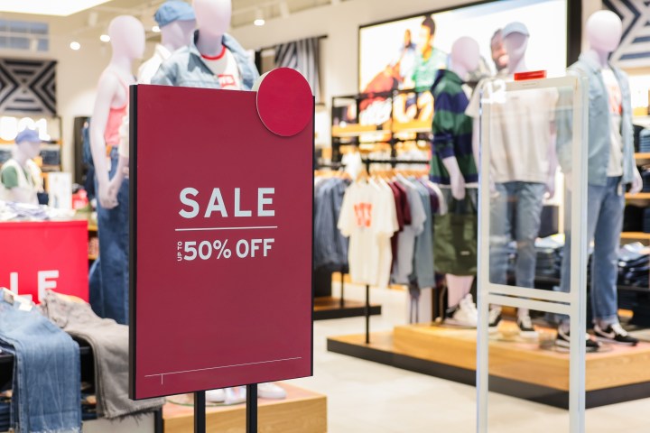 Aprovecha las liquidaciones de tiendas que cerrarán sus puertas este mes.