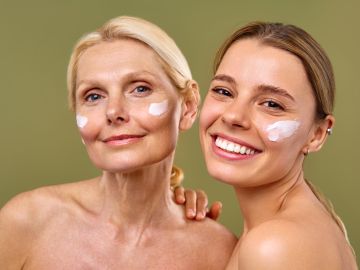 Los productos para el cuidado de la piel son un regalo ideal para mamá.