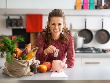 Ahorrar dinero en comida puede ayudarte a reducir tus gastos mensuales.