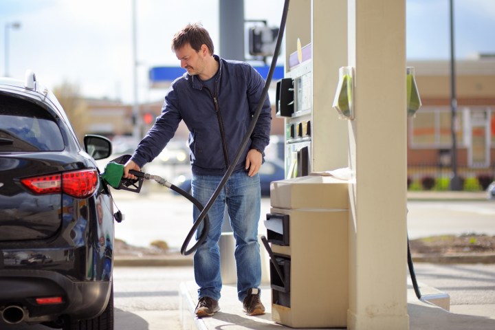 Ahorra dinero en gasolina con la nueva opción que tiene Amazon Prime para sus miembros.