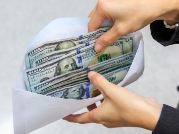Ahorra dinero en sobres para cumplir con tus gastos básicos y metas.