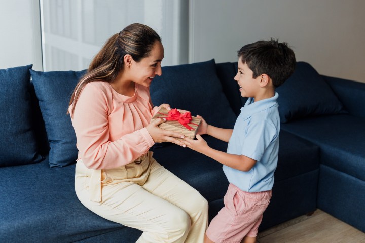 Mamá latina recibiendo un regalo tecnológico por el Día de las Madres