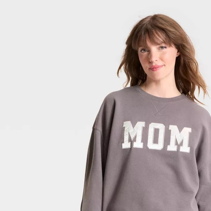 "Mom" Graphic Sweatshirt de Grayson Threads