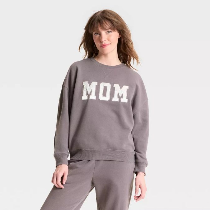 "Mom" Graphic Sweatshirt de Grayson Threads