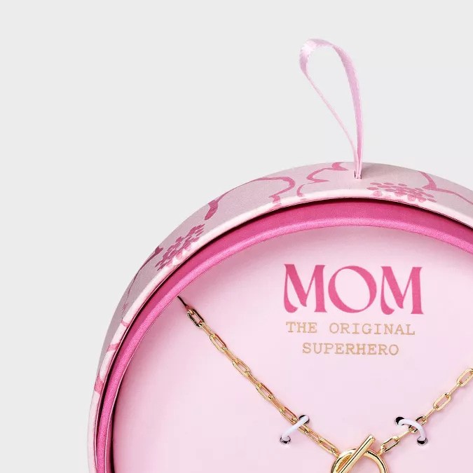 "Mom" Tag Pendant Necklace de A New Day