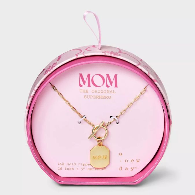 "Mom" Tag Pendant Necklace de A New Day