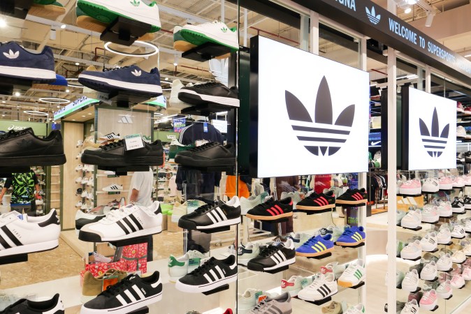 Adidas tiene algunos calzados de precios asequibles.
