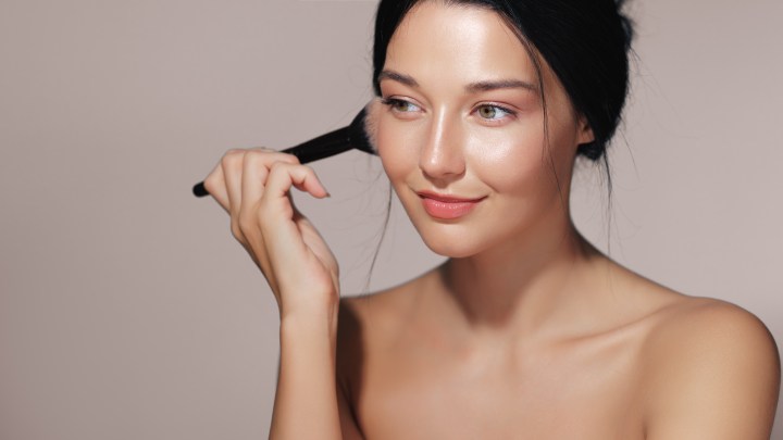 Los cosméticos multifunción ayudan a disminuir el gasto de dinero en maquillaje.