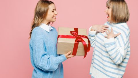 Encuentra el regalo ideal para tu madre por menos de $25 dólares.