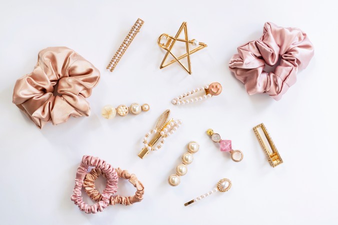 Mejora tus looks al incluir accesorios de bajo costo.