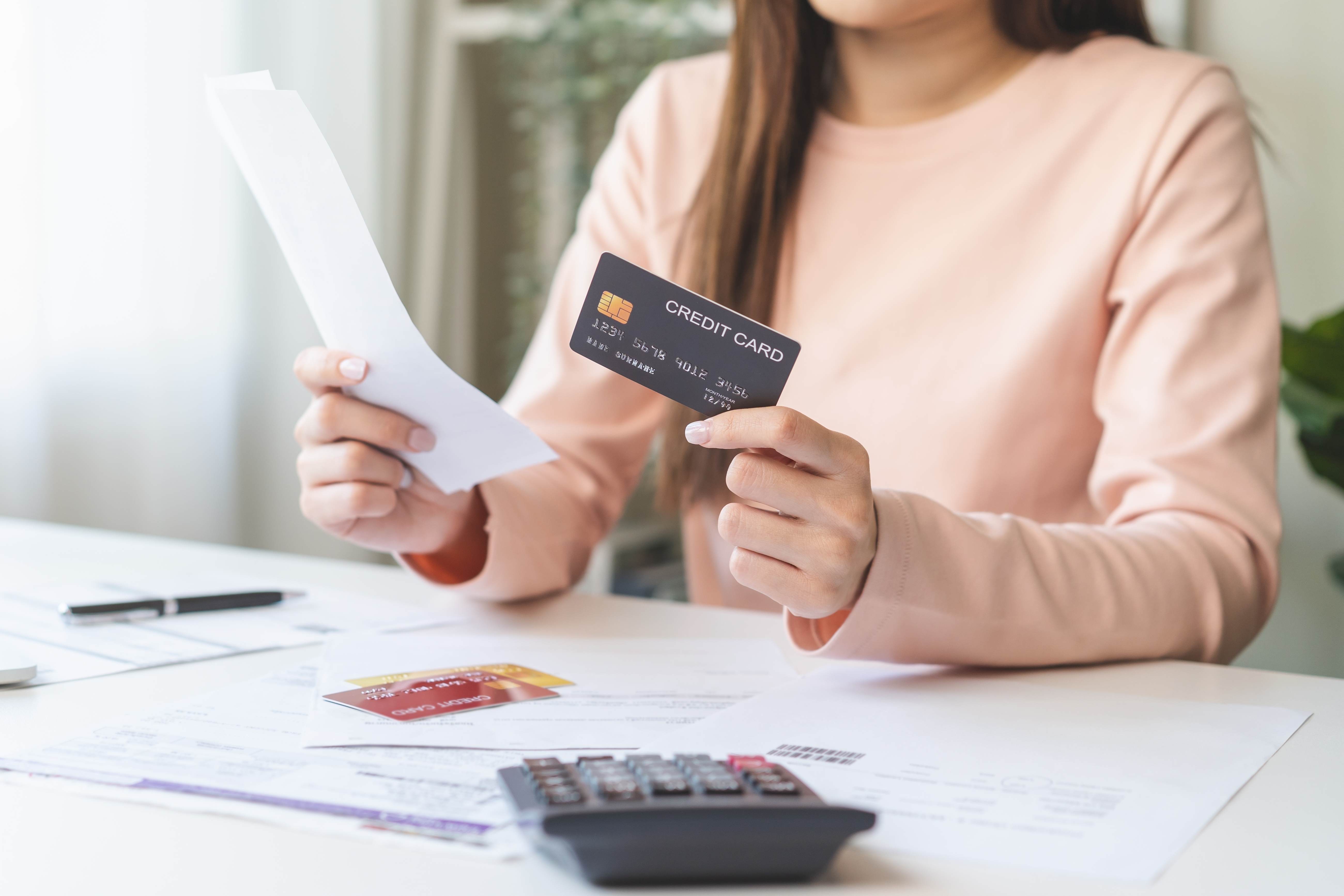 Analiza tu estado financiero antes de pagar deudas o ahorrar dinero.