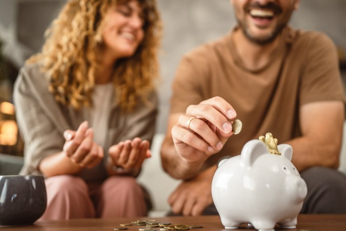 Los hombres estadounidenses ahorran más dinero que las mujeres.