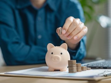 Aprende a ahorrar dinero al mismo tiempo que pagas deudas con las divisiones pertinentes.