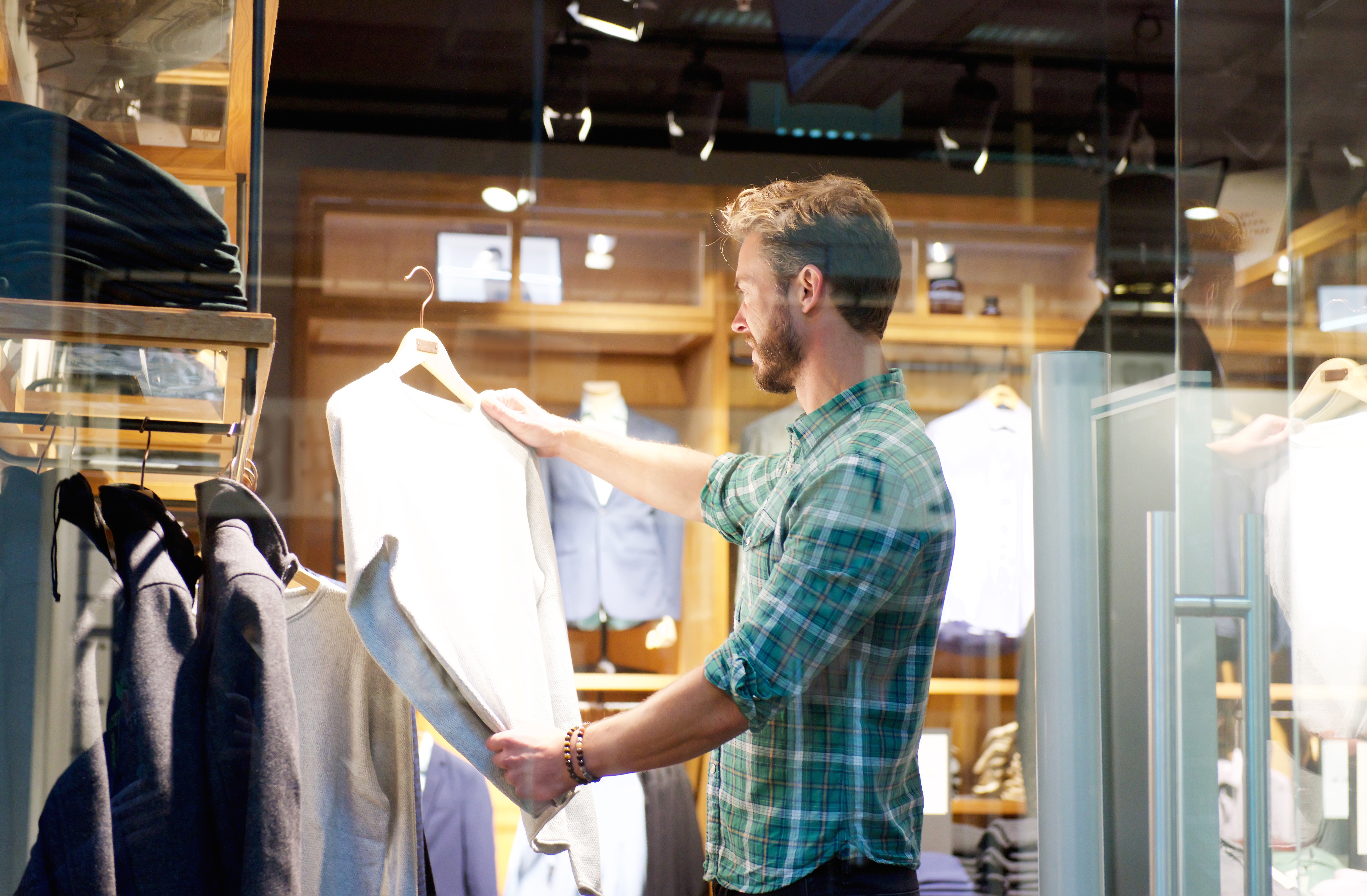 Los hombres deben aprender a priorizar la spiezas básicas y versátiles.