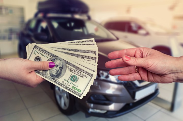 Para comprar un carro nuevo, probablemente necesites empezar a ahorrar dinero.