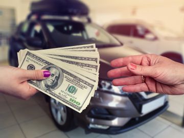 Para comprar un carro nuevo, probablemente necesites empezar a ahorrar dinero.