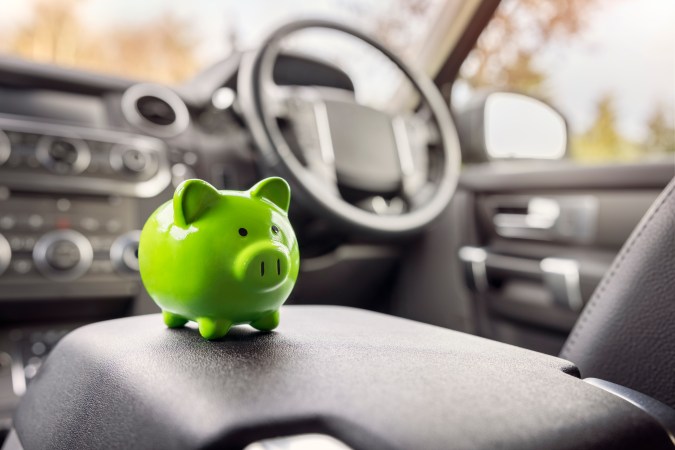 Ahorra dinero para tu carro usando una estrategia adecuada.