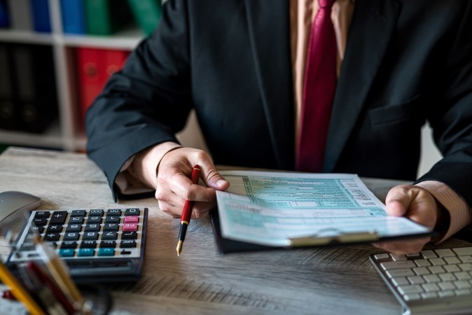 Establece una meta y un plazo para comprarte un carro.