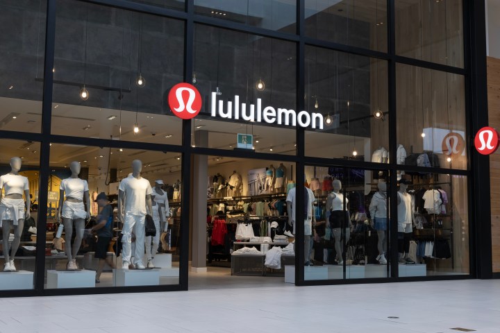 Los descuentos en ropa deportiva están en We Made Too Much en Lululemon.