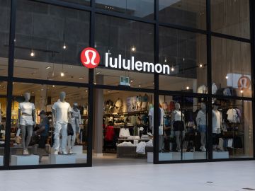 Los descuentos en ropa deportiva están en We Made Too Much en Lululemon.