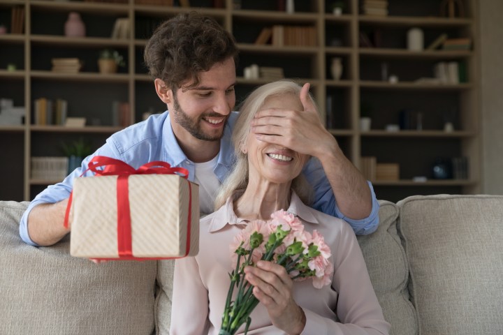 Macy's tiene las opciones ideales para que encuentres el regalo para tu mamá con descuento.
