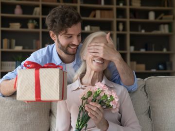 Macy's tiene las opciones ideales para que encuentres el regalo para tu mamá con descuento.