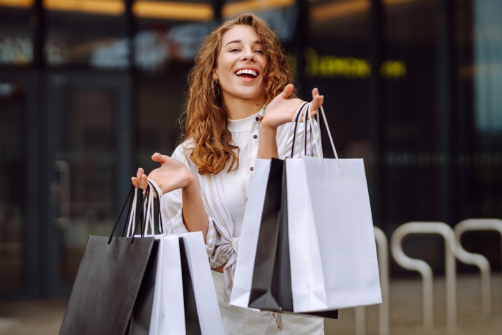 La regla del cinco ayuda a ser más consciente al realizar compras de ropa.