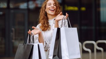 La regla del cinco ayuda a ser más consciente al realizar compras de ropa.
