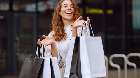 La regla del cinco ayuda a ser más consciente al realizar compras de ropa.