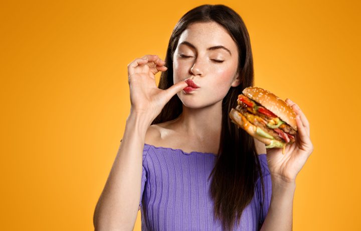 Aprovecha los descuentos que tendrán restaurantes de comida rápida en sus hamburguesas.