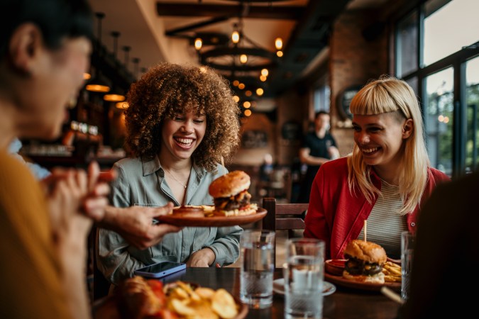 Ahorra dinero con las promociones por el Día de la Hamburguesa.