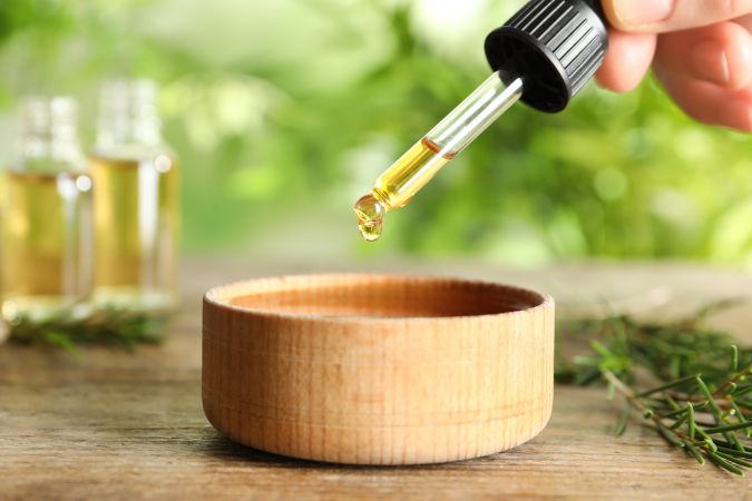 El aceite de árbol de té puede ayudarte a limpiar tu hogar.