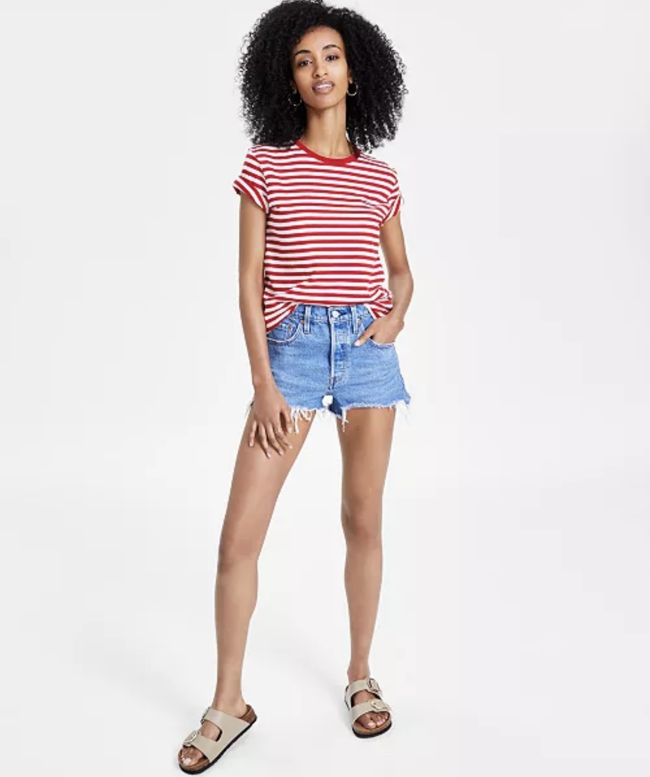 Women's 501 Button Fly Cotton High-Rise Denim Shorts, disponible en Macy’s.
