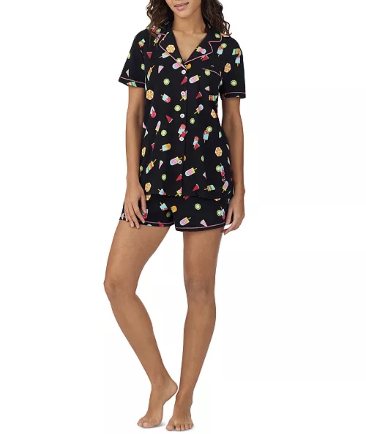 Women's Printed Short-Sleeve Boxer Pajama Set, disponible en Macy’s.