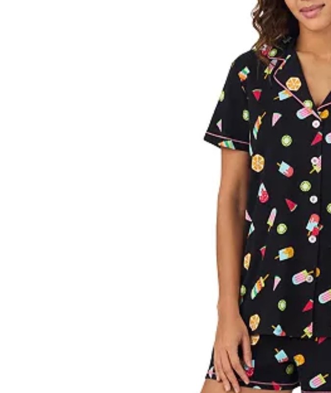 Women's Printed Short-Sleeve Boxer Pajama Set, disponible en Macy’s.