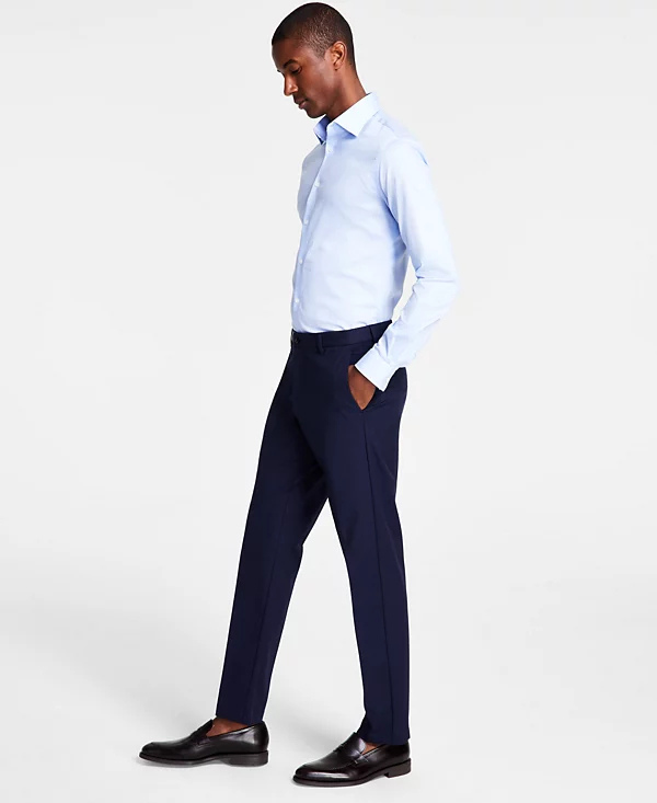 Men's Classic Fit Cotton Stretch Perfomance Pants de Michael Kors, disponible en Macy's.